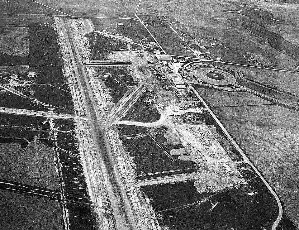 click to see item Aeropuerto de Techo 1955